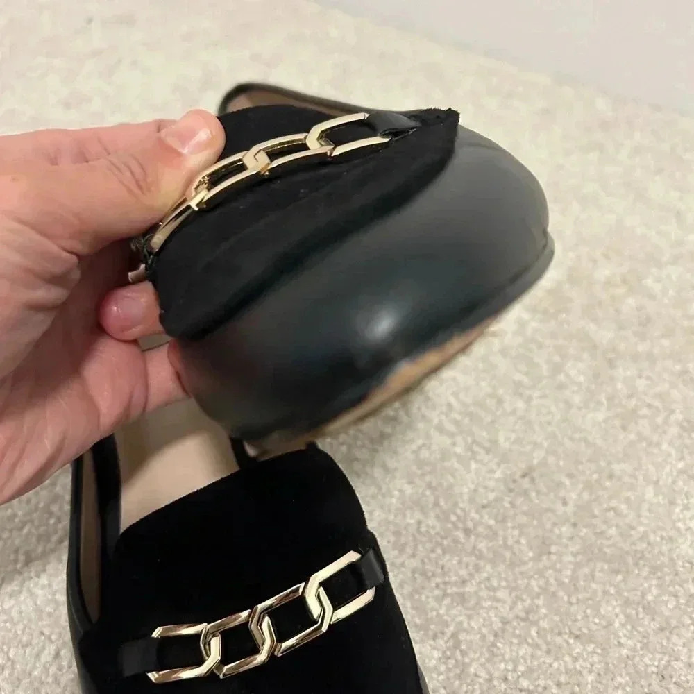 Elegant Black Loafers with Gold Accent - Picture 4 of 12
